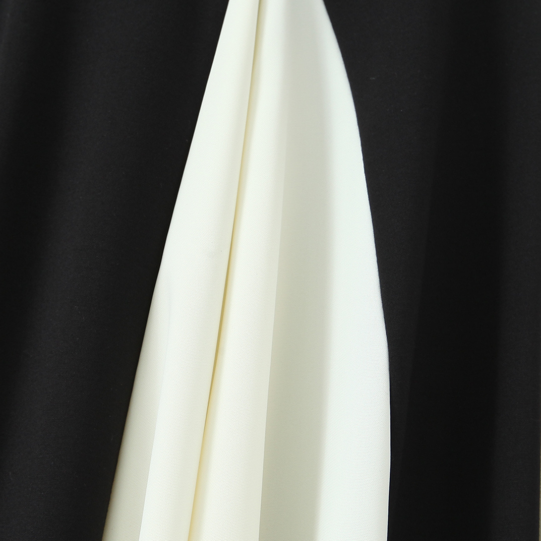 Weiss-Schwarz gestreiftes Kleid